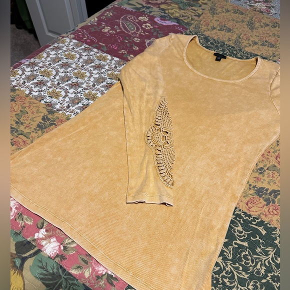 Torrid ribbed tee with crotchet sleeve detail. Size 1 - Picture 2 of 7